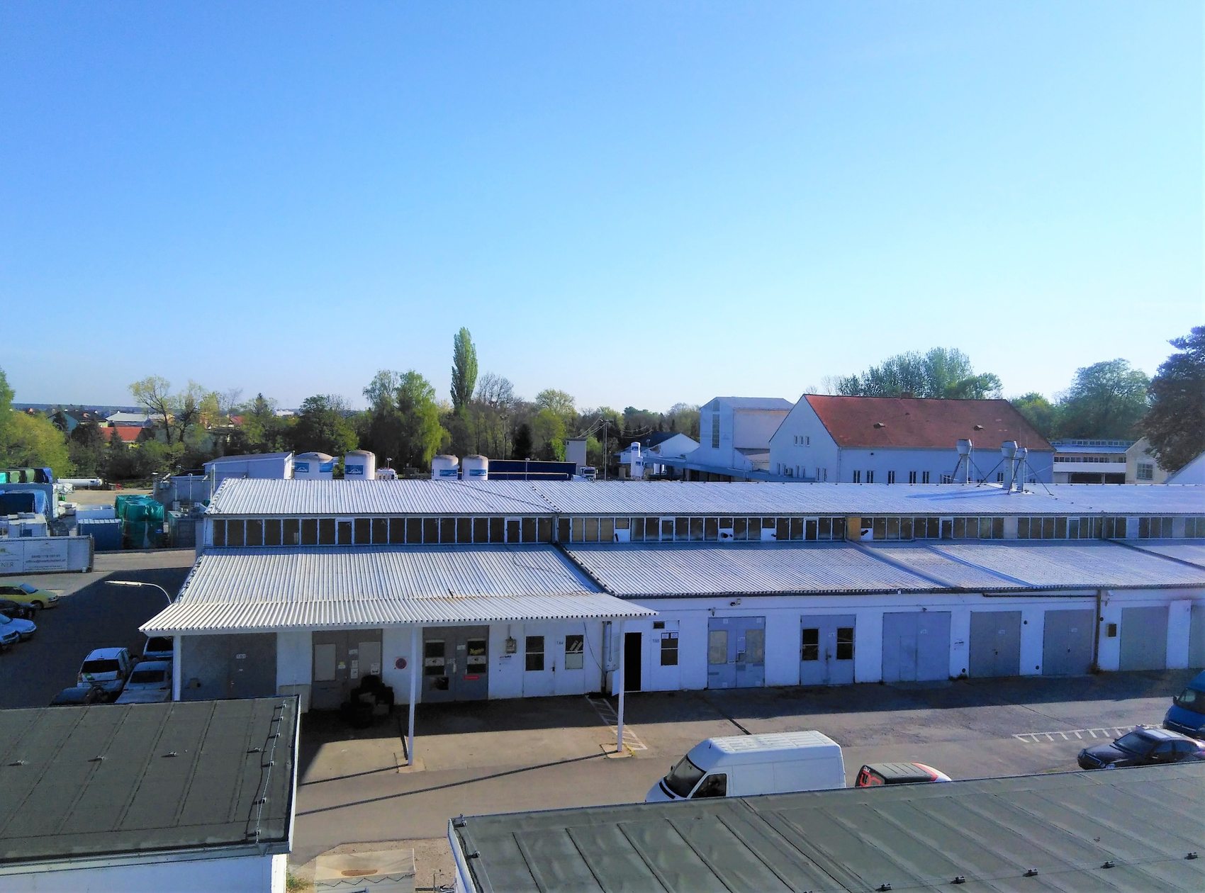 Luftbild Hallen